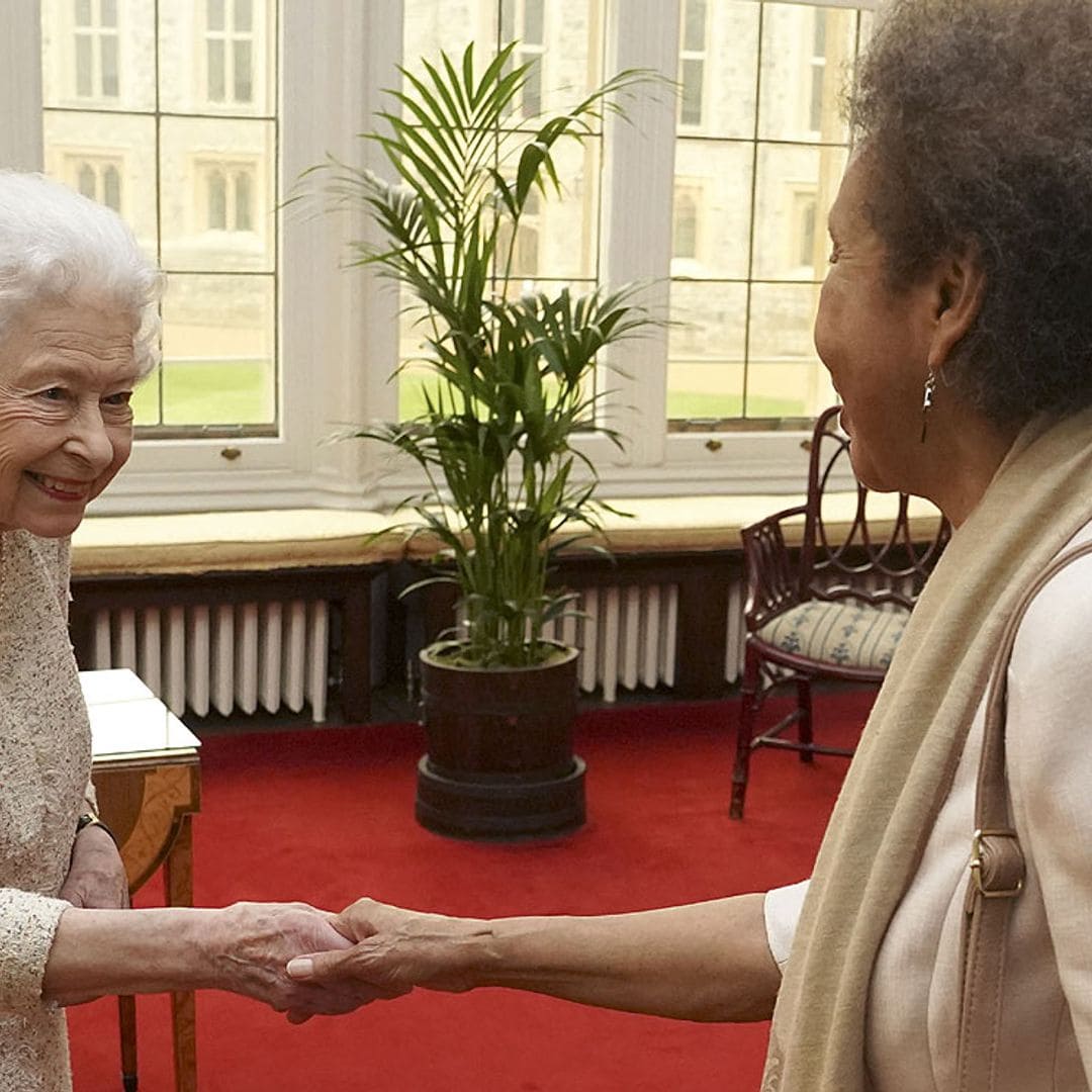 Isabel II retoma su agenda presencial al tiempo que la duquesa de Cornualles anula una cita por las secuelas del covid