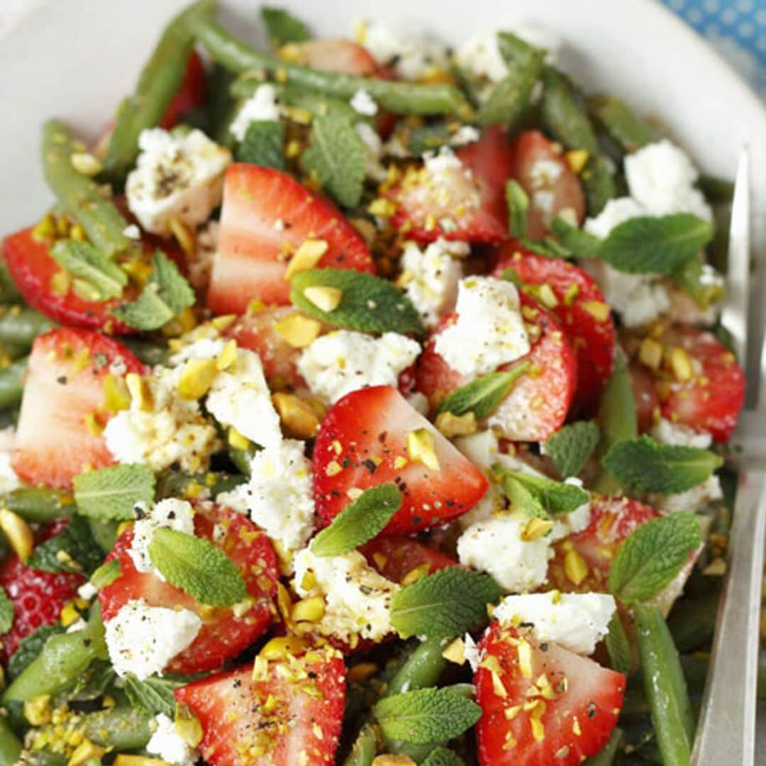 Ensalada de judías verdes con queso feta y fresas