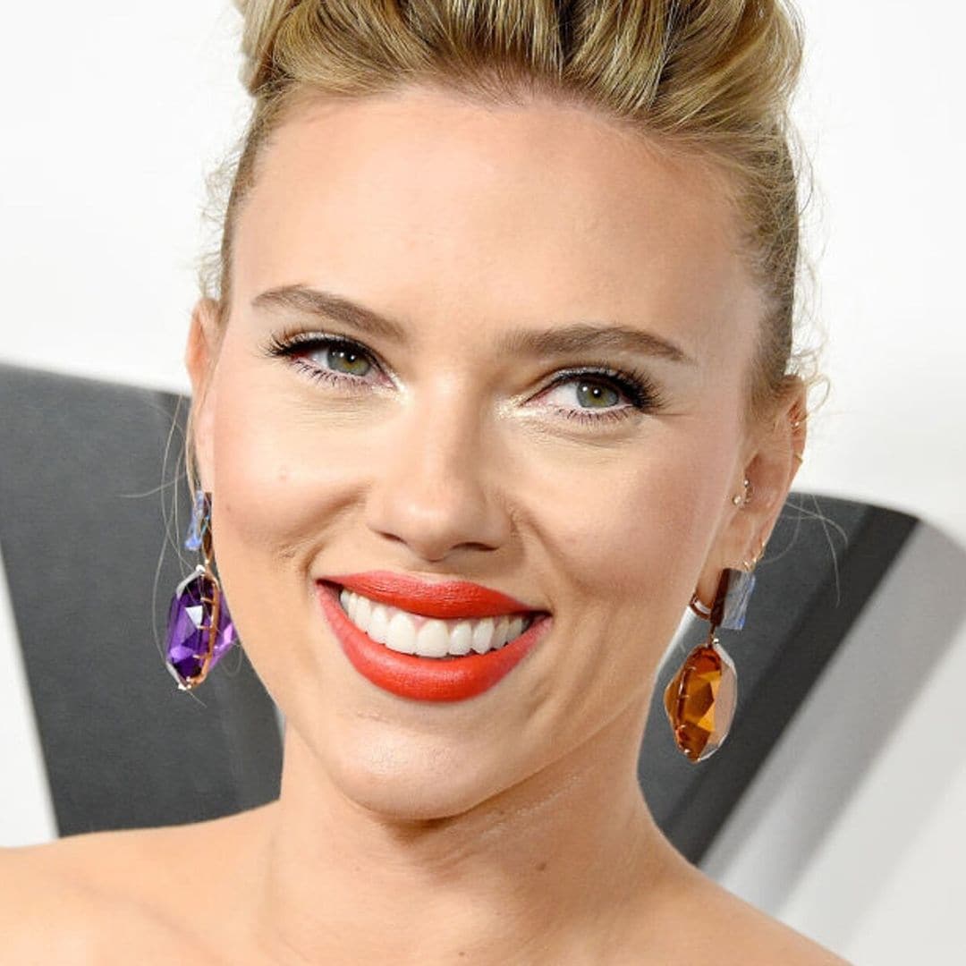 El color es protagonista del ‘beauty look’ de Scarlett Johansson