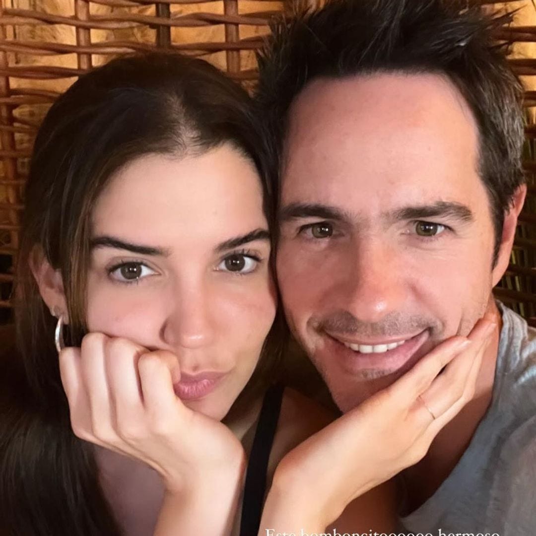 La novia de Mauricio Ochmann posa enamorada junto al actor