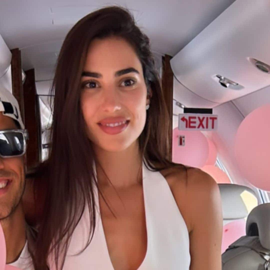 ¡En jet privado y rodeados de rosas! Sandra Garal y Marco Asensio aterrizan en Palma de Mallorca antes de su boda