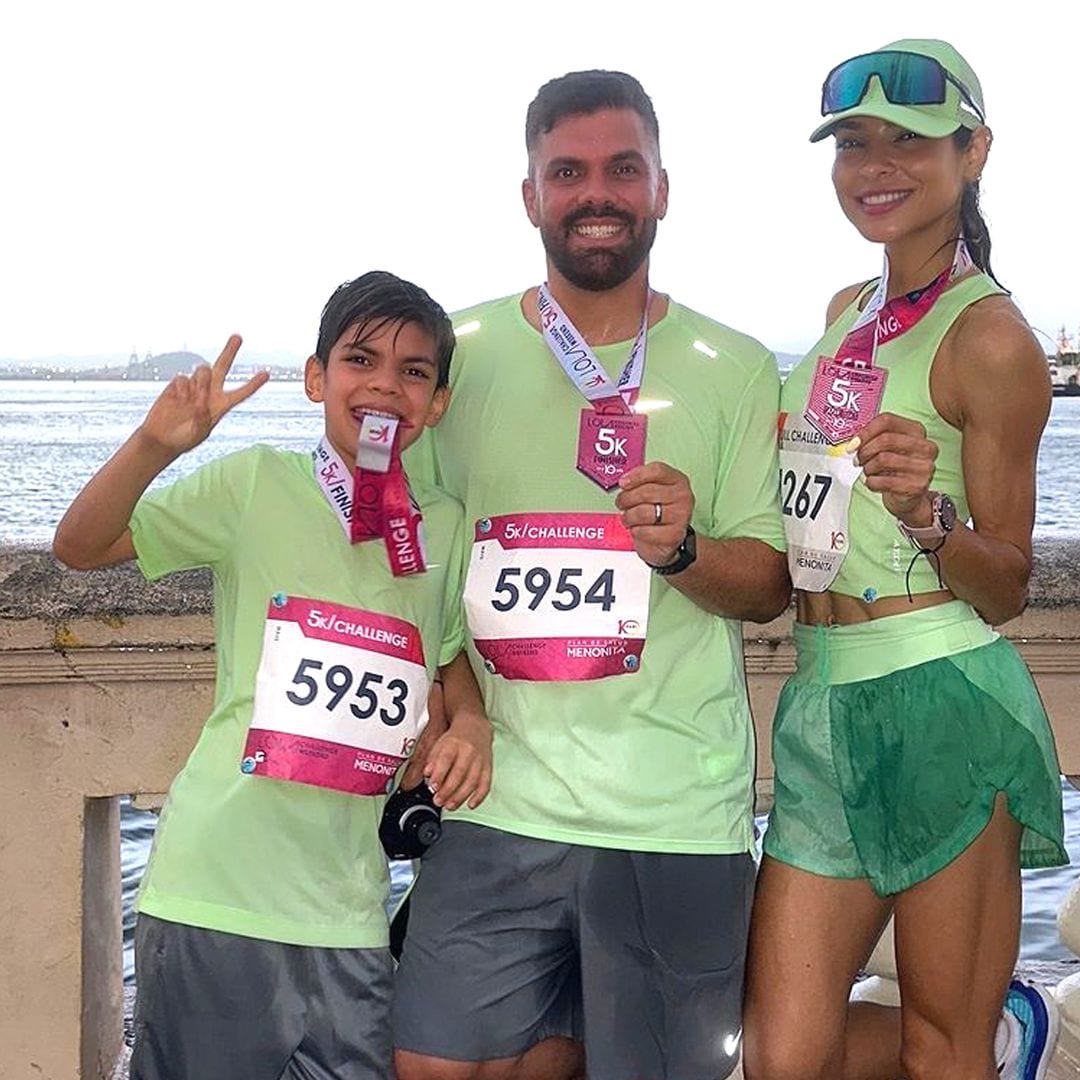 Alejandra Espinoza llega a la meta de su primera carrera junto a su esposo e hijo