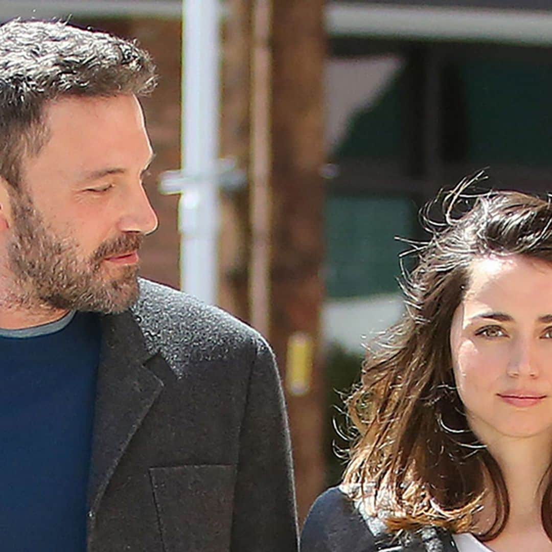 Ana de Armas y Ben Affleck, de viaje en familia con los hijos y la madre del actor