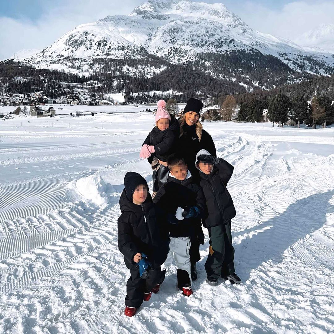 Alice Campello con sus hijos en la nieve