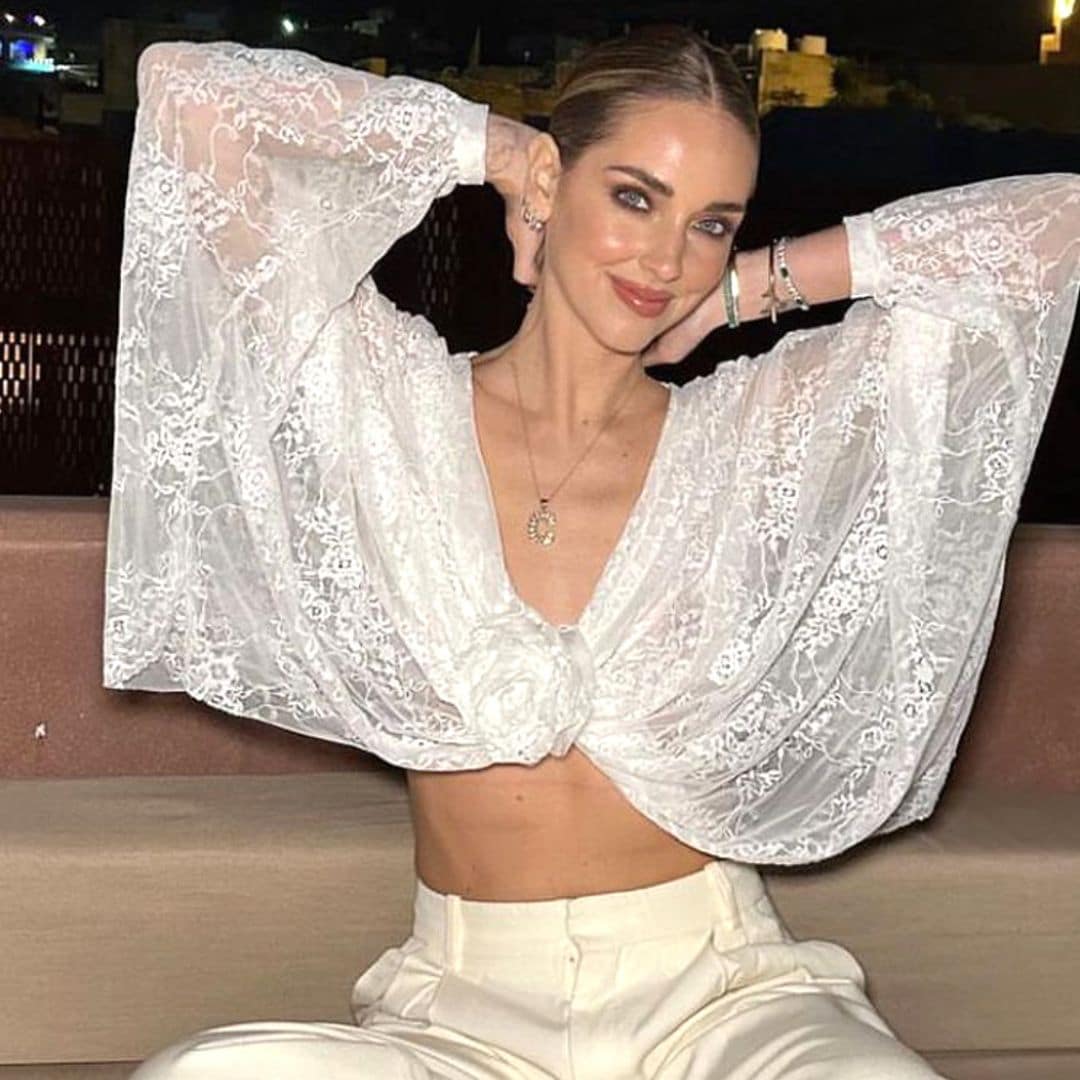 Chiara Ferragni estrena en la India el pantalón sastre de Zara más luminoso y sofisticado