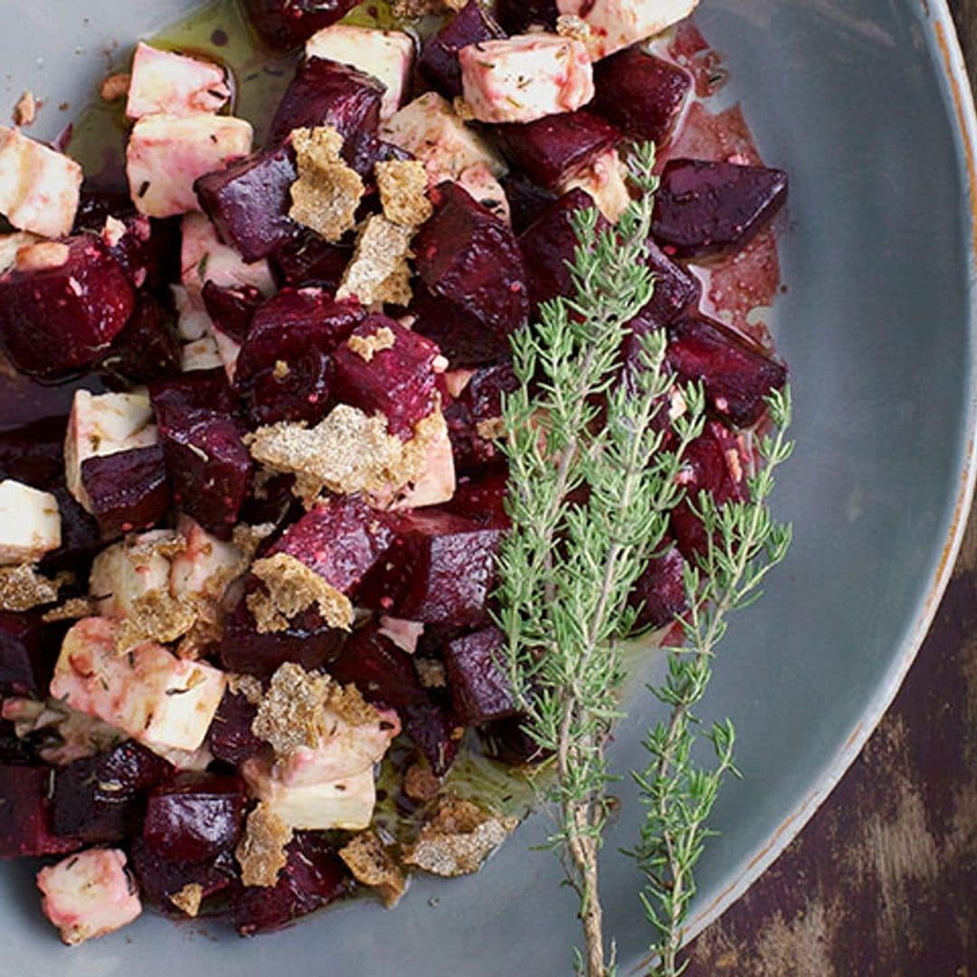 Ensalada de remolacha con queso feta, vinagreta de miel y un toque crujiente