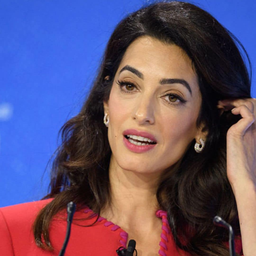 Amal Clooney nos muestra cómo usar dos trajes impactantes