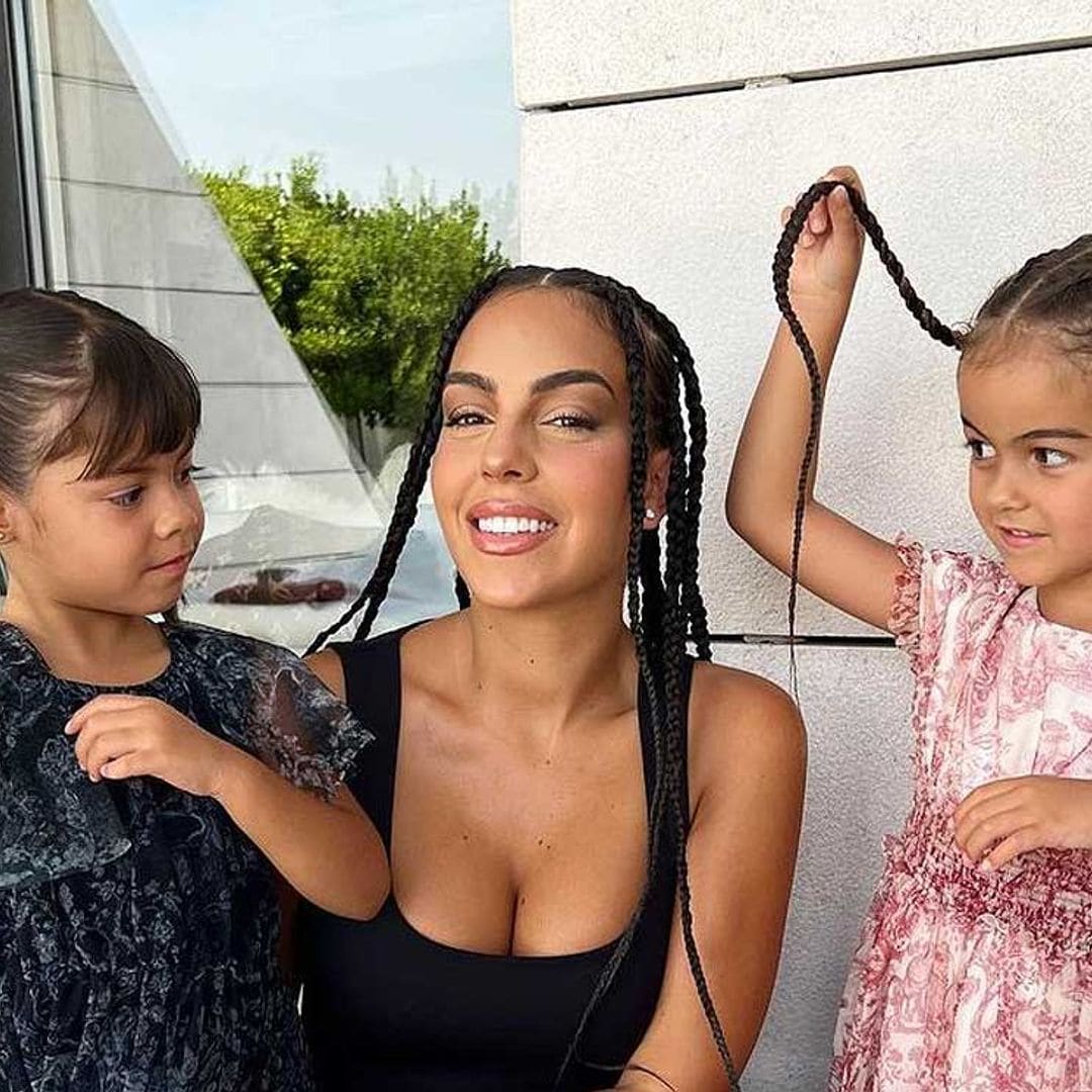 ¡Tres gotas de agua! Alana y Eva siguen el estilo de su mamá Georgina Rodríguez y se apuntan al peinado del verano