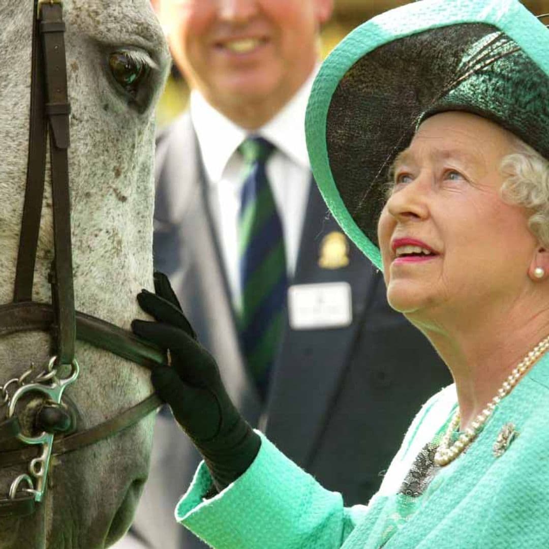 La Reina de Inglaterra cede un palacio a sus caballos en tiempo del coronaviurs