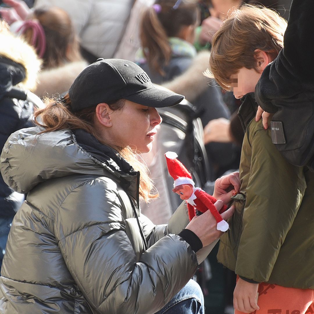 Las imágenes de Eva González con su hijo Cayetano en la Cabalgata de Reyes de su pueblo y el curioso momento que han vivido