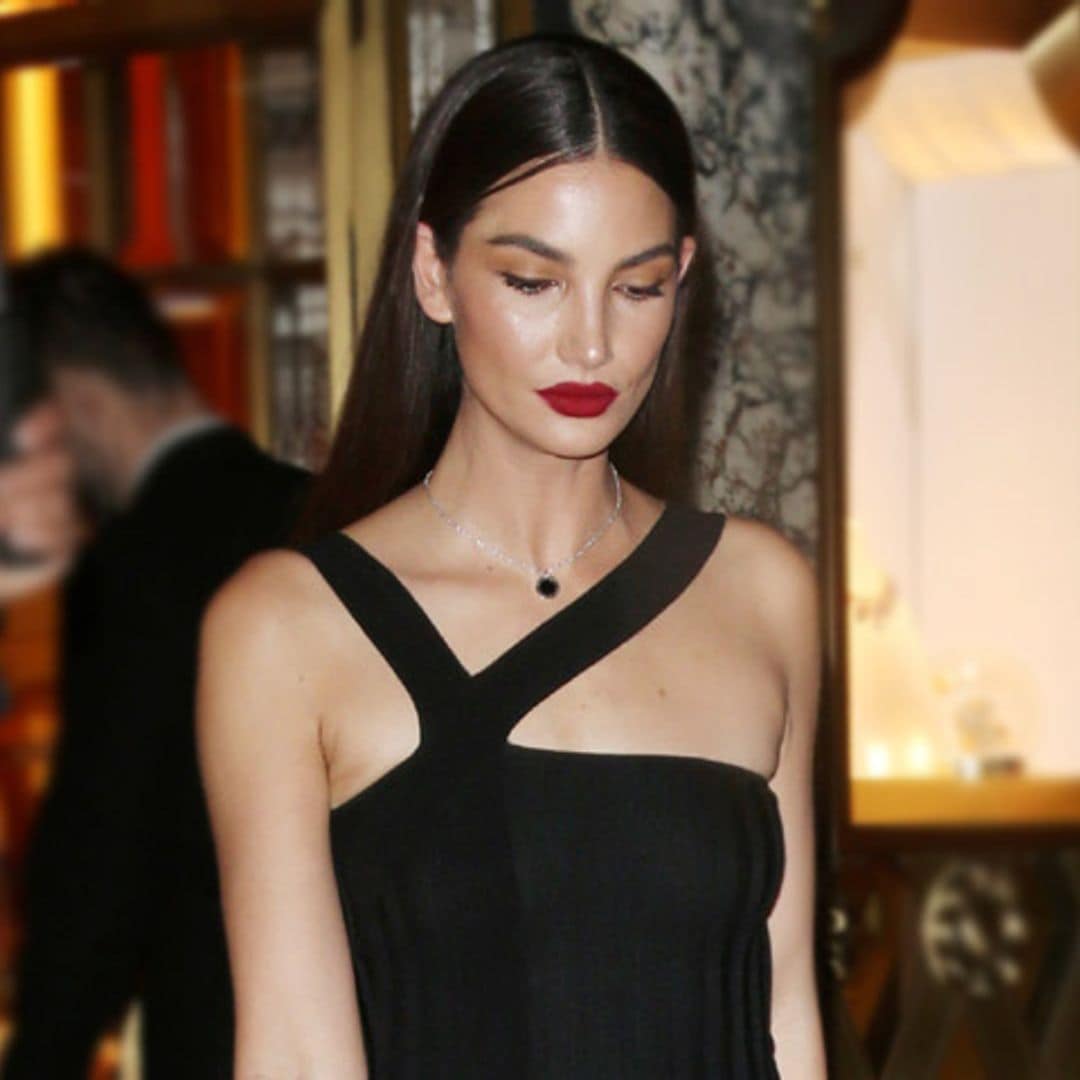 ¿Clásico o tendencia? Lily Aldridge lleva en menos de 24 horas los dos looks perfectos para Navidad