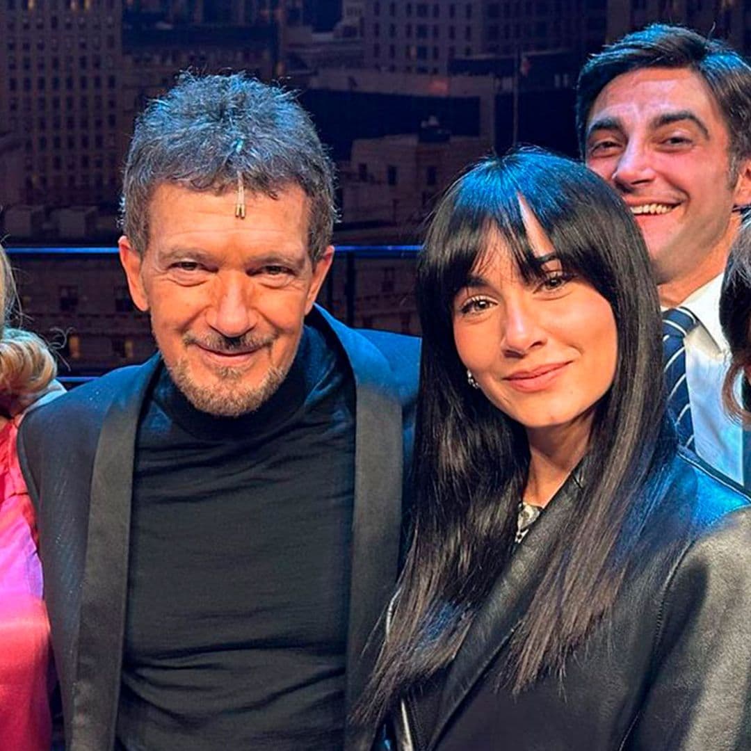 Tras el estreno de su serie con Miguel Bernardeau, Aitana disfruta del musical de Antonio Banderas