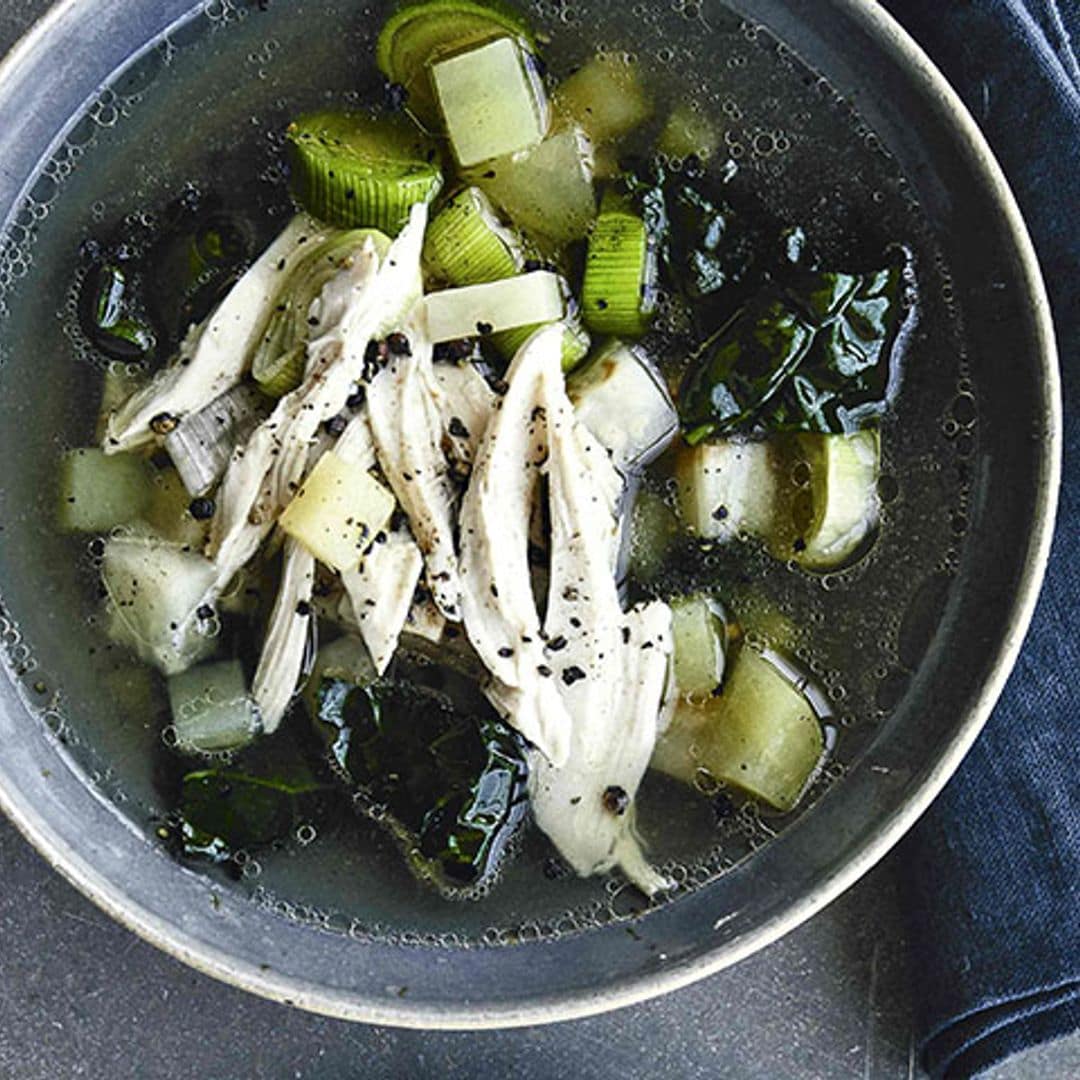 Sopa de invierno con pollo y 'kale'