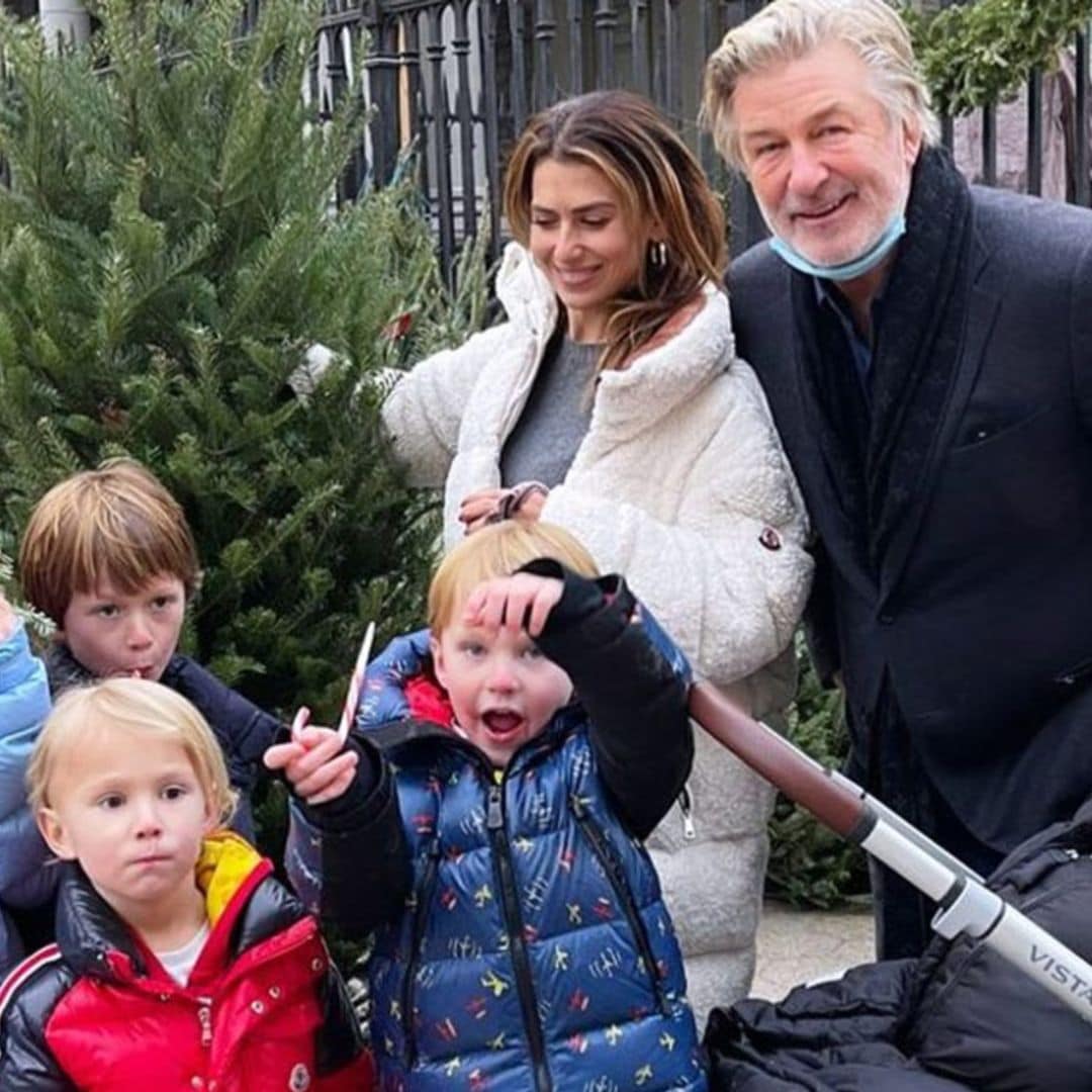 Alec e Hilaria Baldwin presumen de sus 'mini-Beatles' actuando en la calle