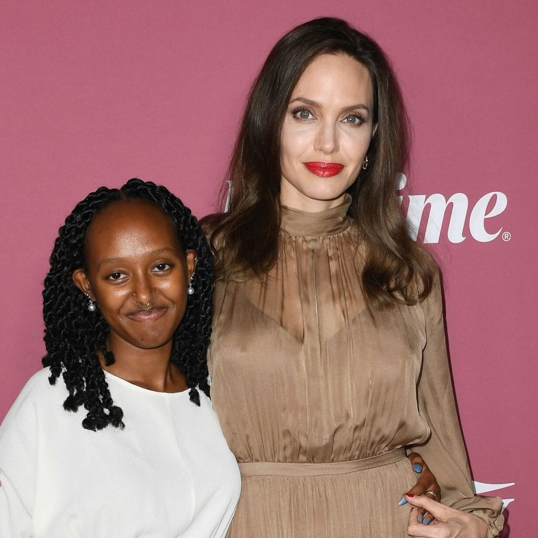 Angelina Jolie y su hija Zahara reaparecen elegantísimas en una alfombra roja