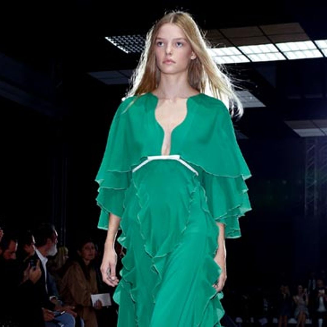 Stella McCartney destapa su modernidad más chic, mientras Giambattista Valli libera su lado más romántico