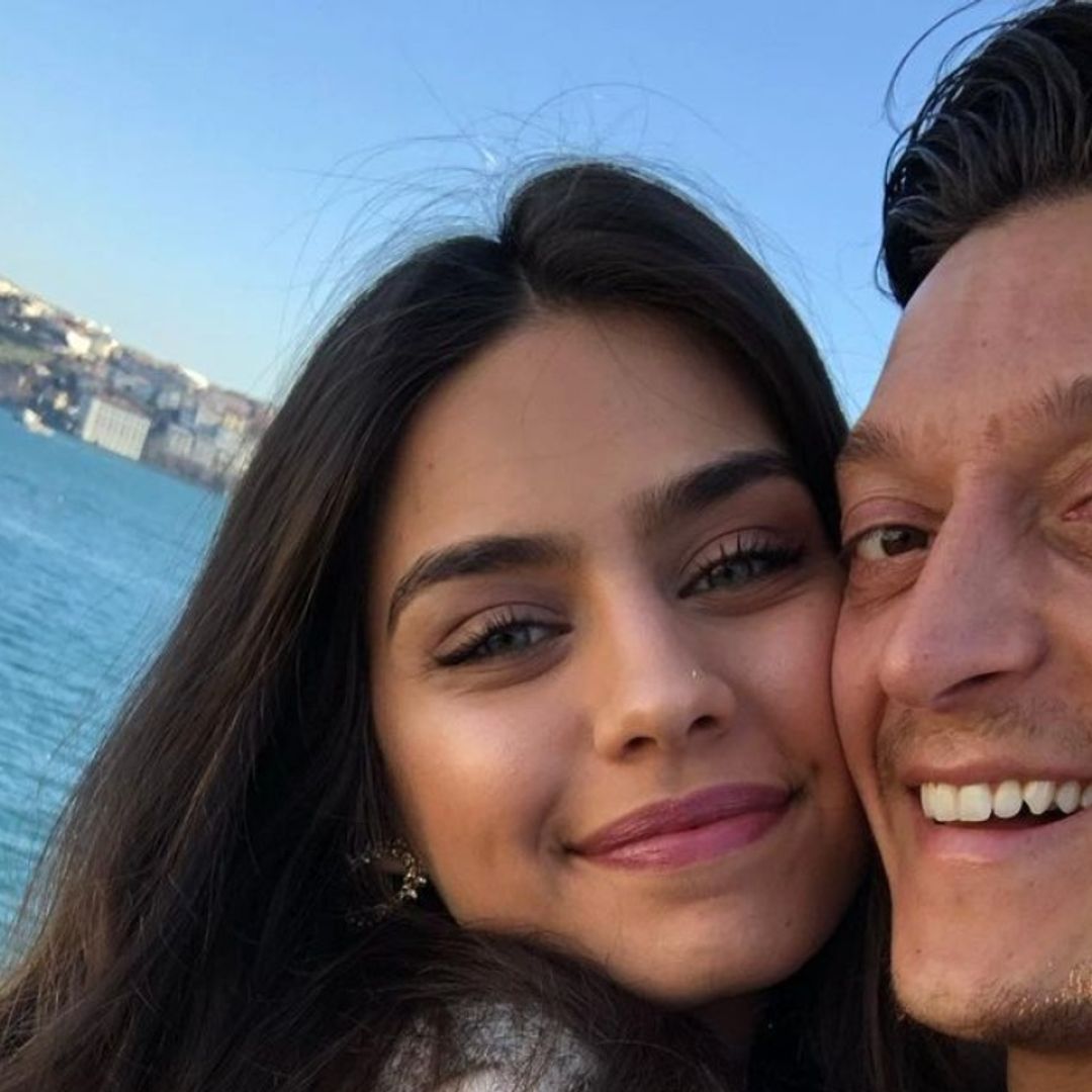 La actriz turca Amine Gülse y Mesut Özil, exjugador del Real Madrid, dan la bienvenida a su segunda hija