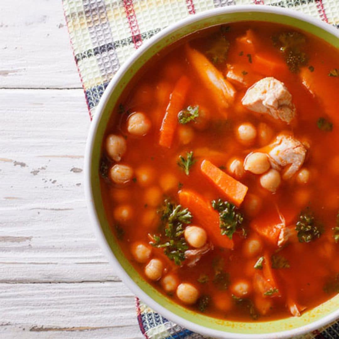 Sopa de garbanzos con pollo y vegetales