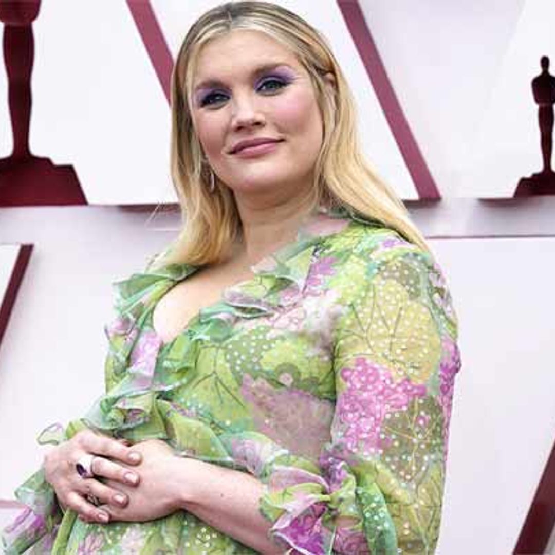 Emerald Fennell presume de embarazo y se alza con el primer Oscar de la noche