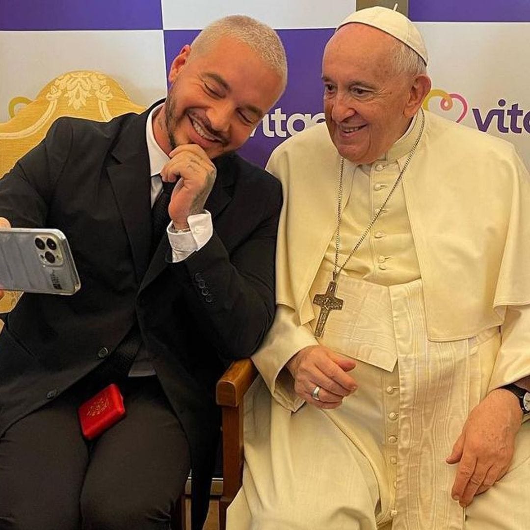 El divertido comentario del Papa Francisco a J Balvin tras lograr una selfie: ‘Sos travieso’