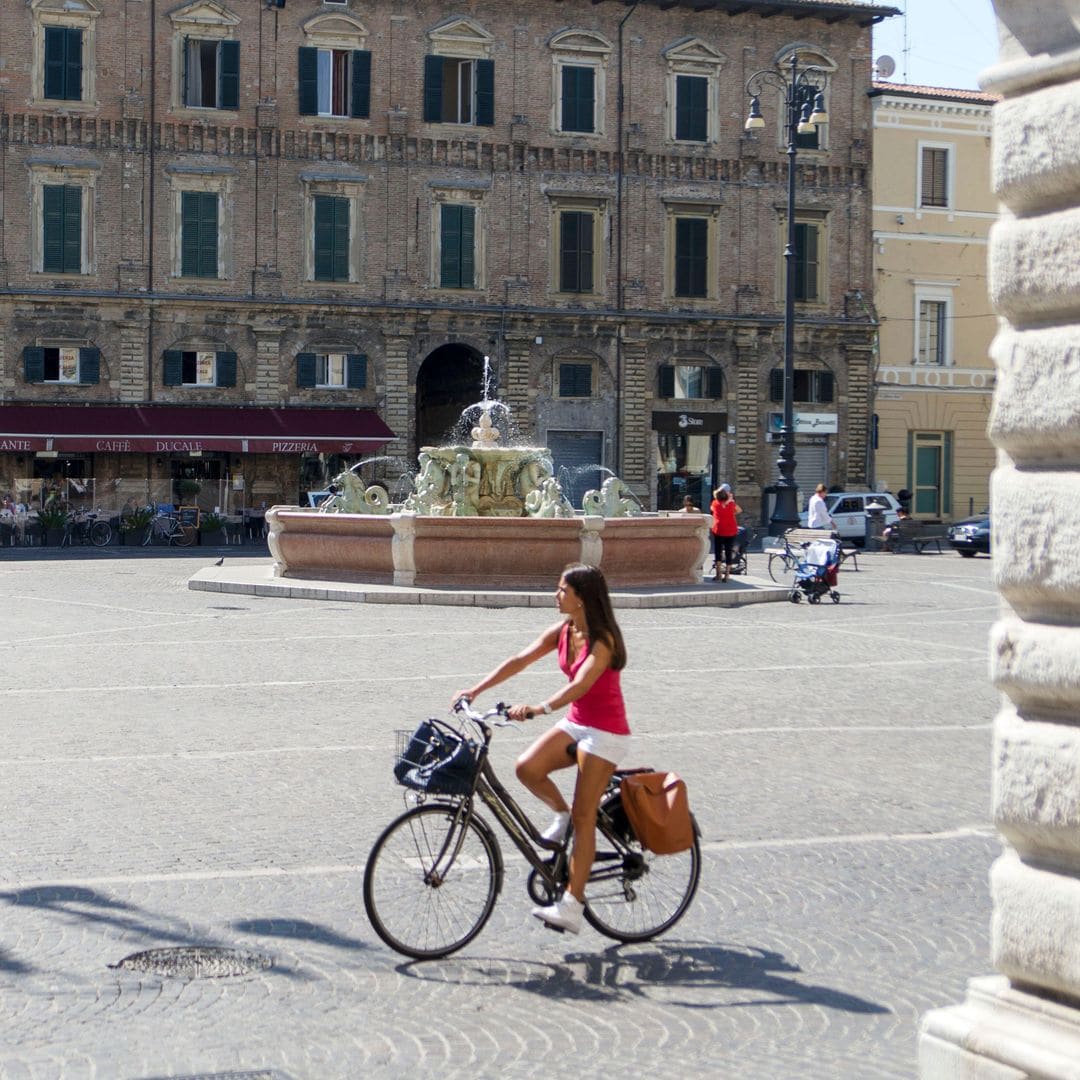 En bici por el casco antiguo de Pesaro, Italia