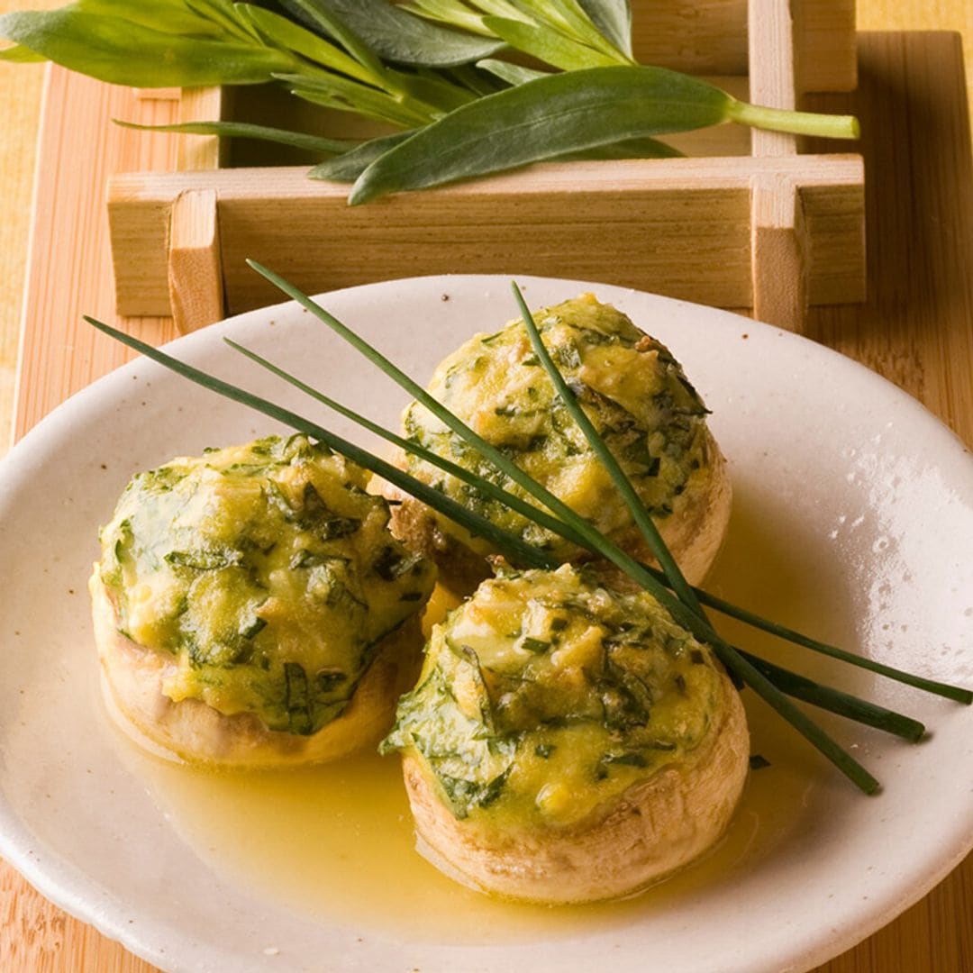 Champiñones rellenos de puré de patata con queso y hierbas aromáticas