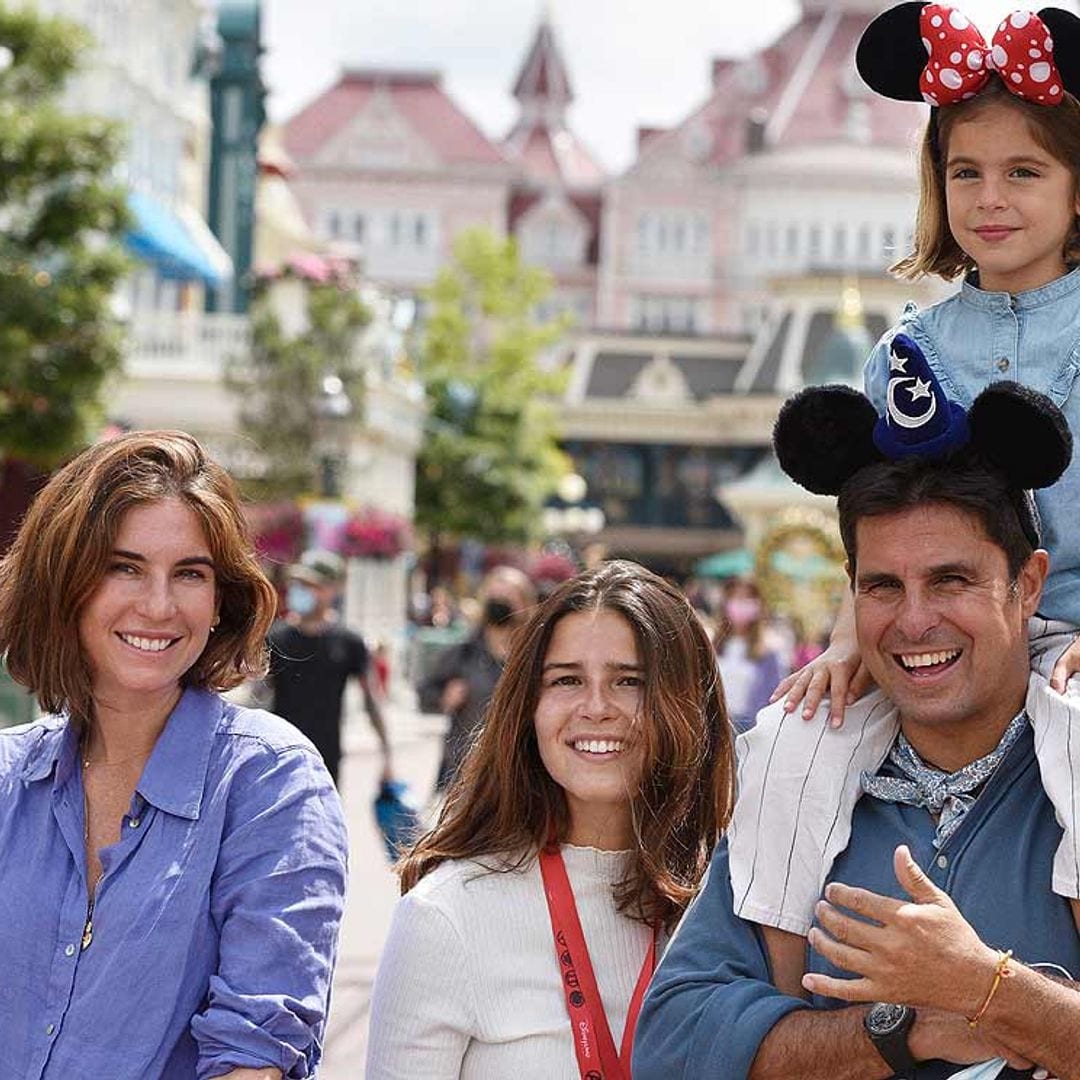 Las imágenes que no habíamos visto de Francisco Rivera y Lourdes Montes con sus hijos en Disneyland París