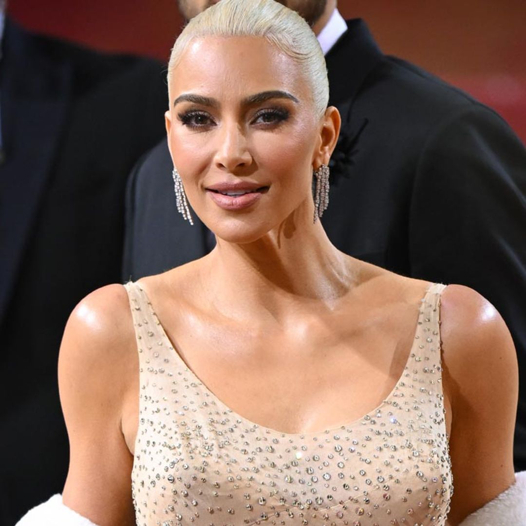 Los fans de Marilyn Monroe acusan (con fotos) a Kim Kardashian de haber roto el icónico vestido de la actriz