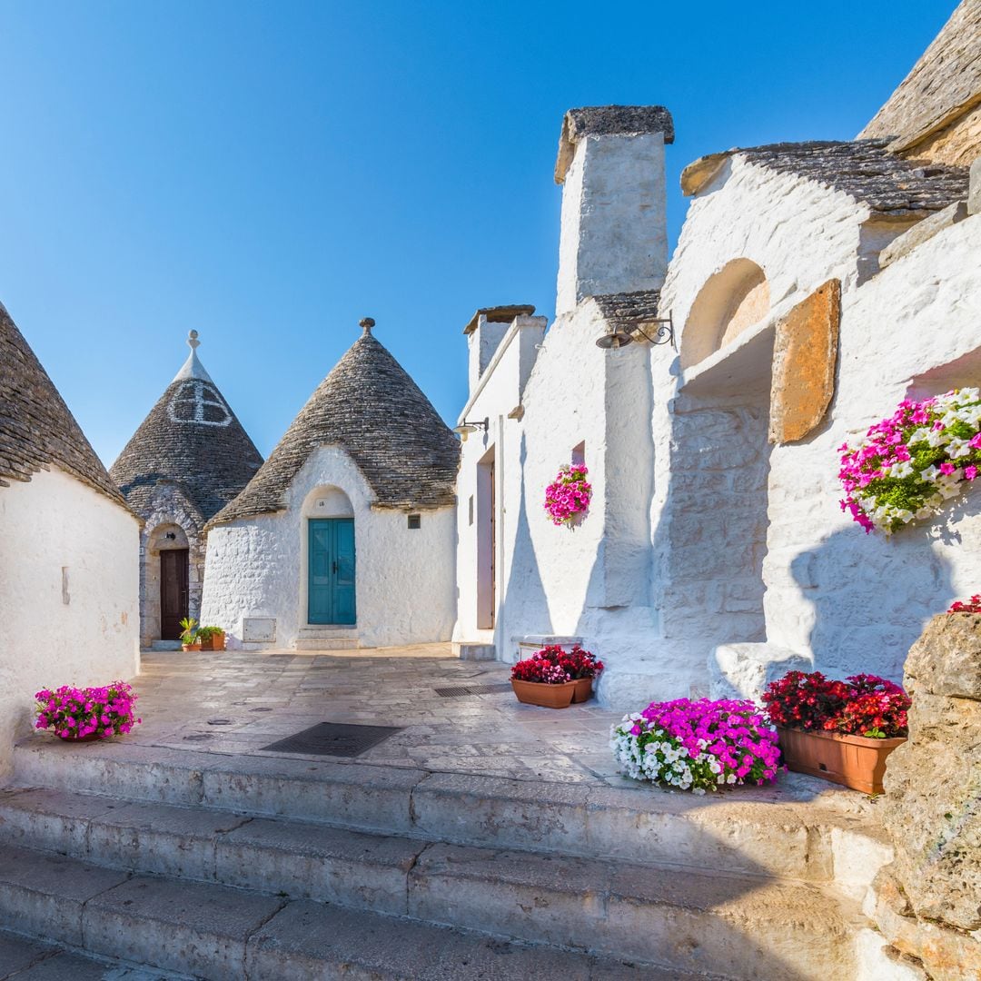 Trulli siameses de Alberobello, región de la Puglia, Italia