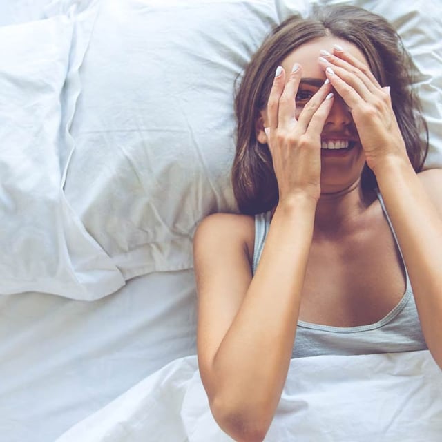 istock chica en cama