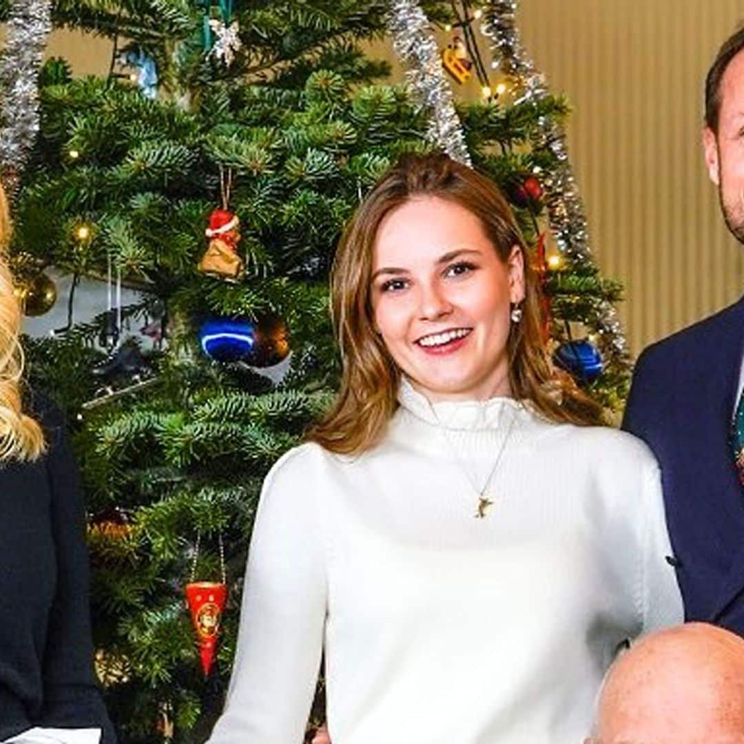 Ingrid de Noruega y su look de la doble anécdota para felicitar la Navidad