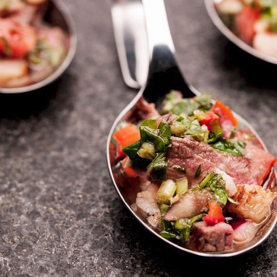 Aperitivo de picaña al chimichurri con tomate