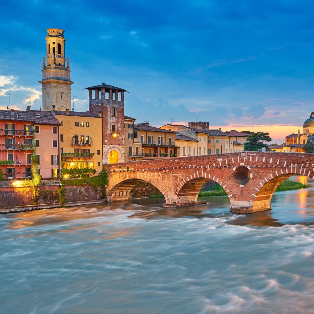 Puente de Piedra de Verona y ciudad vieja al anochecer