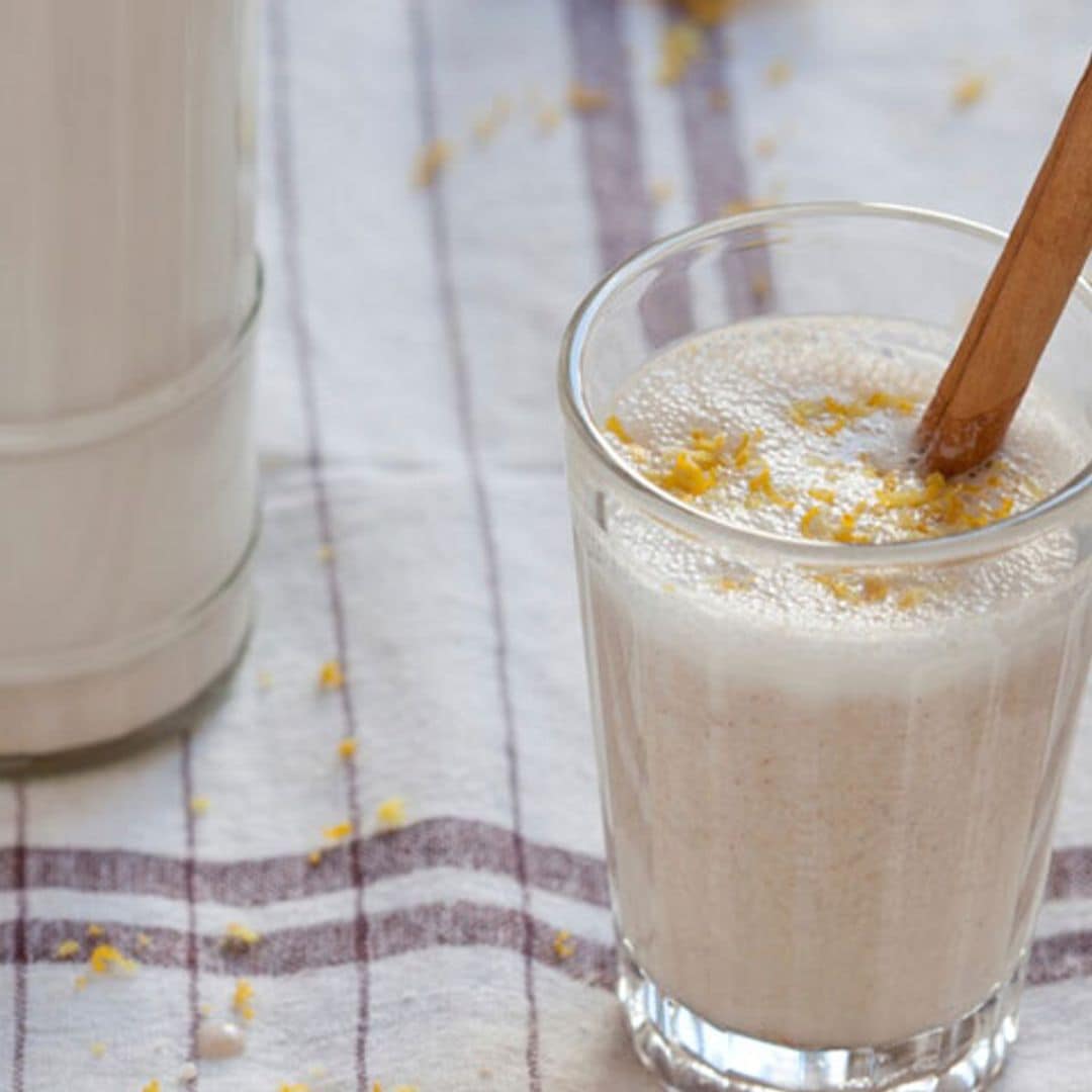 Bebida de almendra, canela y limón