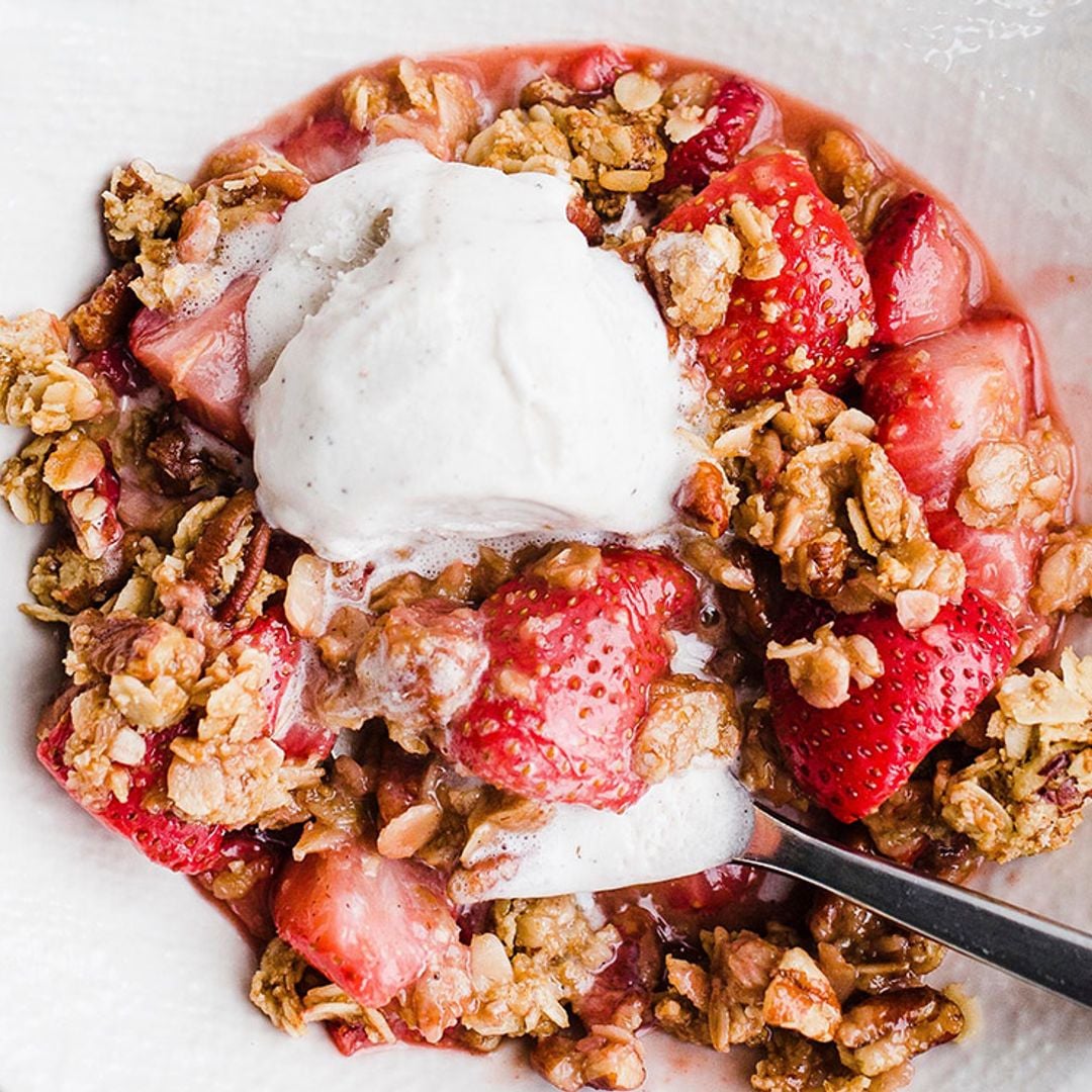 Fresas al vinagre con muesli y helado de yogur