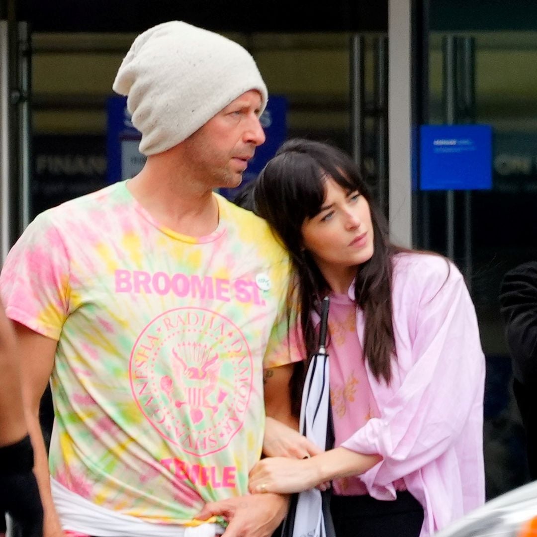 Dakota Johnson y Chris Martin pasean de la mano por Mumbai, acallando los rumores de crisis sentimental