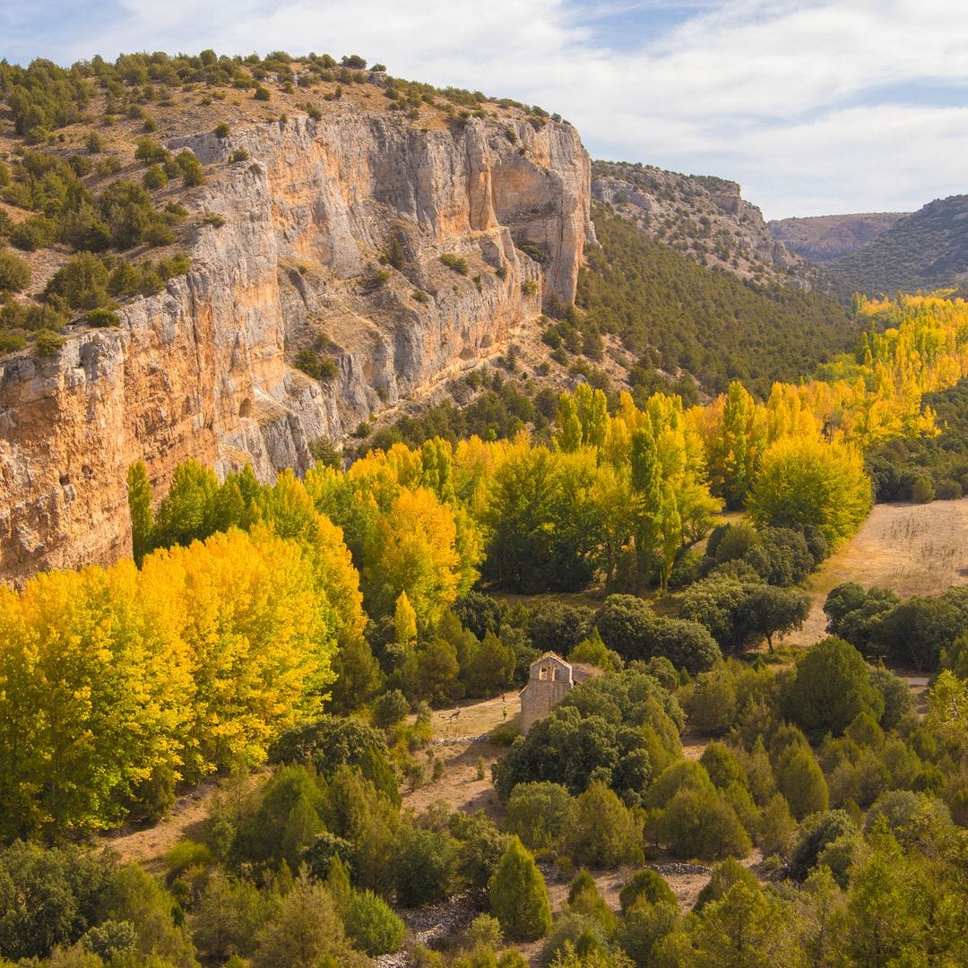 Hoces del río Riaza, Segovia y la ermita en ruinas de Montejo de la Vega