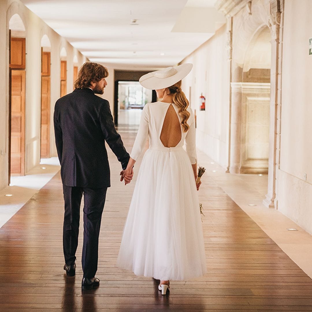 La boda de Patricia, la novia asturiana del vestido 'midi' y la pamela sencilla