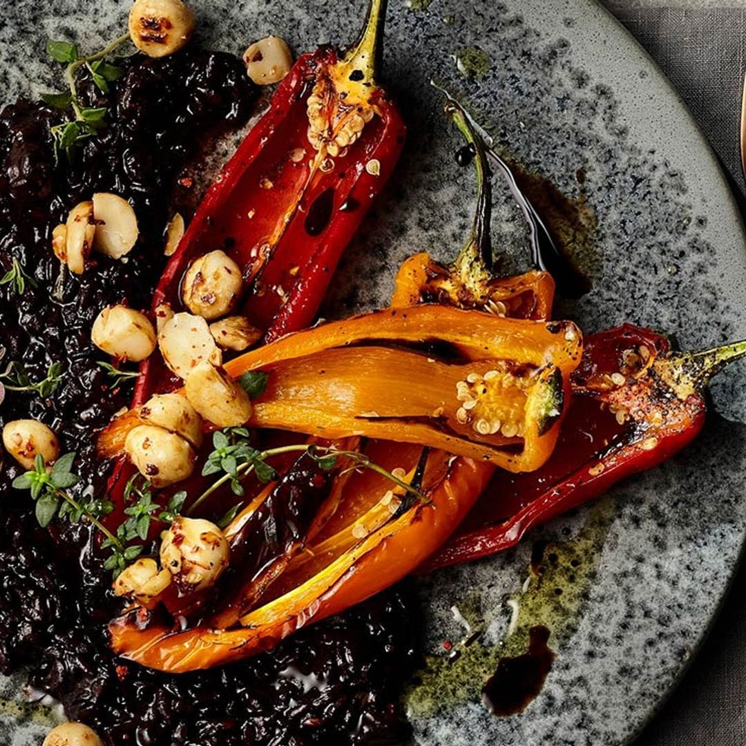 Arroz venere con nueces de Macadamia y pimientos asados