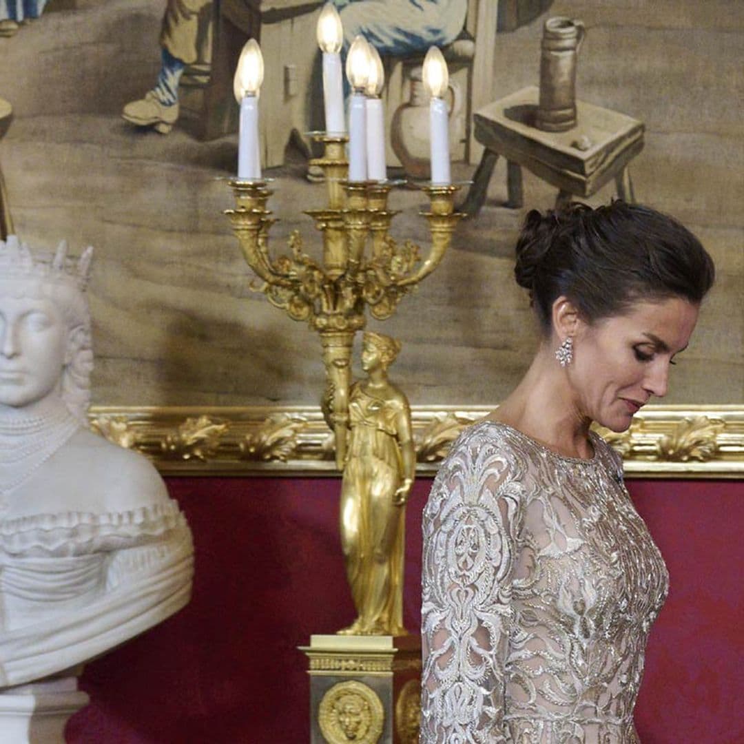 La reina Letizia luce en la cena de gala unos impresionantes pendientes de diamantes, regalo del emir de Catar