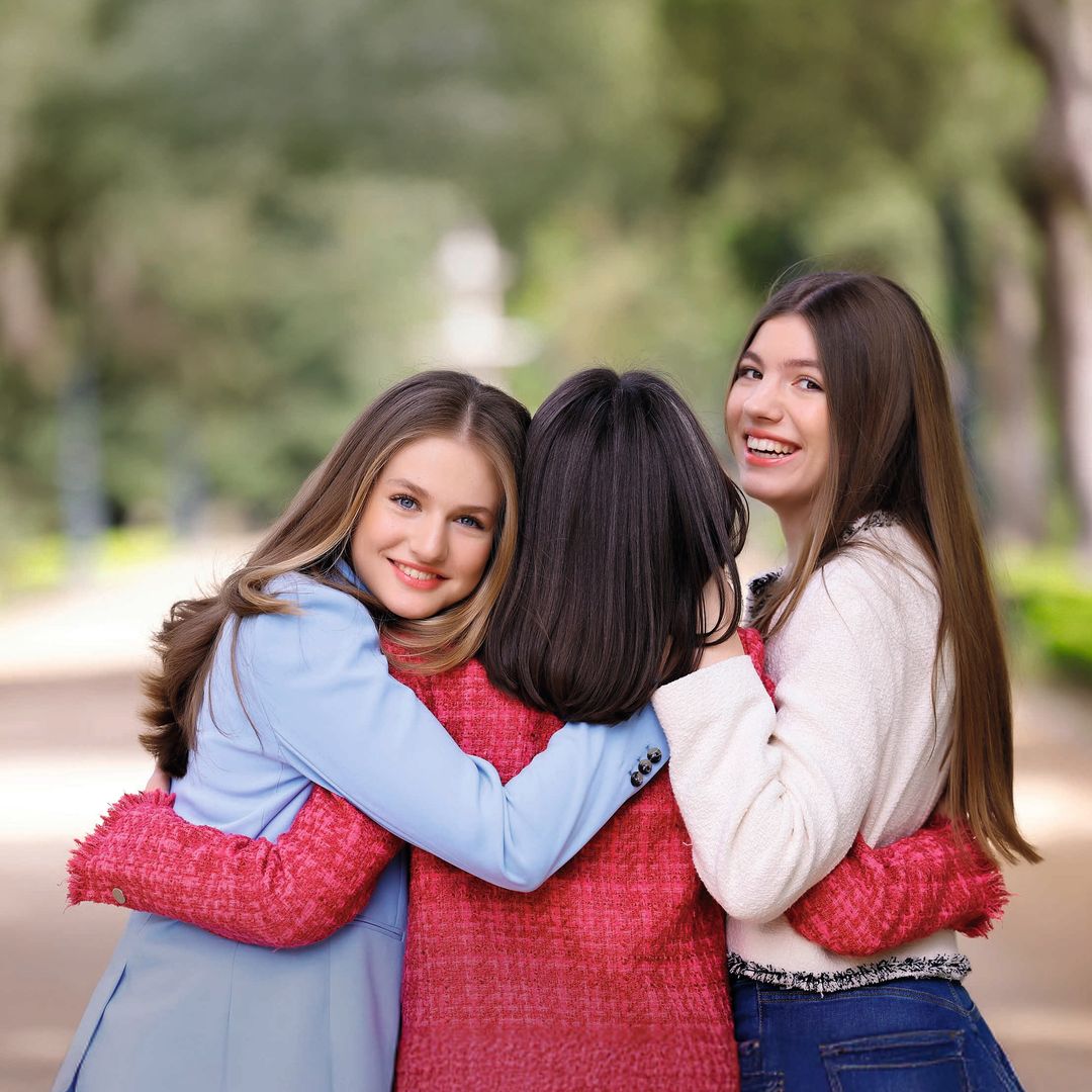 Letizia abrazando a sus hijas