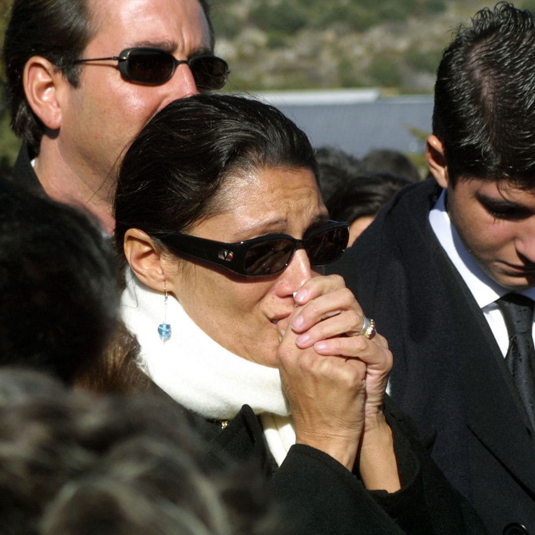 Carmen Ordoñez, muy emocionada, durante el funeral de Elena Linaza en 2001