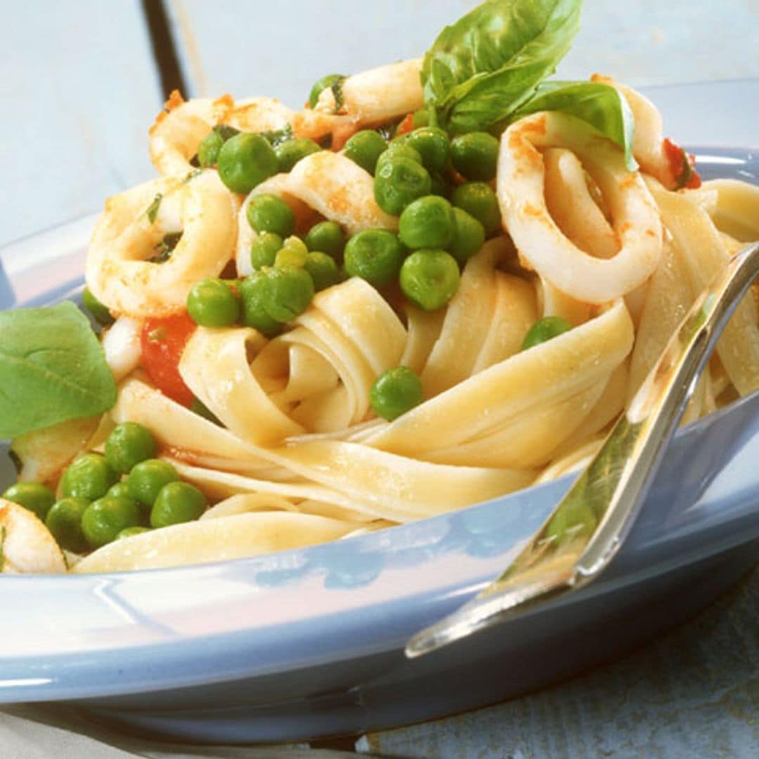 Pasta con sepia y guisantes