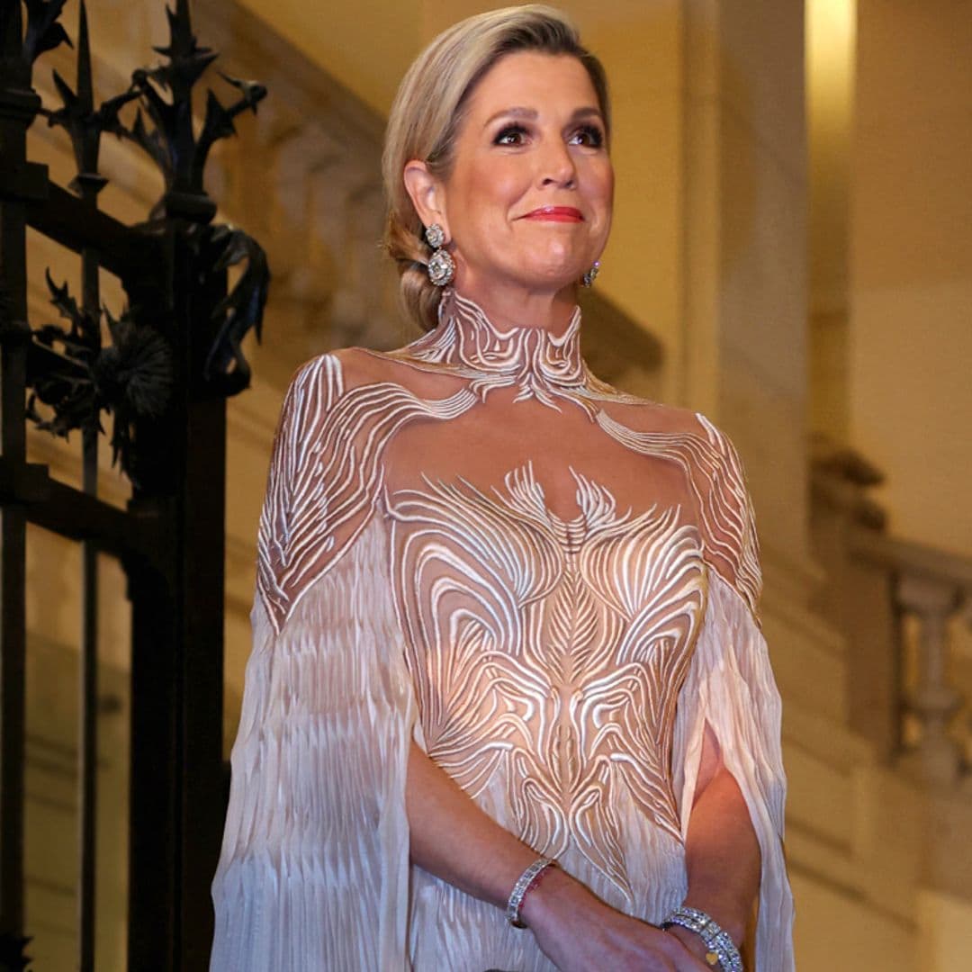 Máxima impacta en París con su look más arriesgado: un vestido transparente de efecto tatuaje