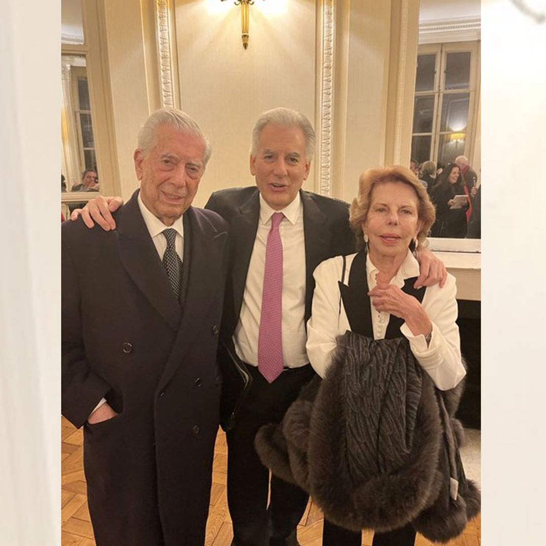 Mario Vargas Llosa, junto a su exmujer, Patricia, y sus hijos, acude a un cóctel en París