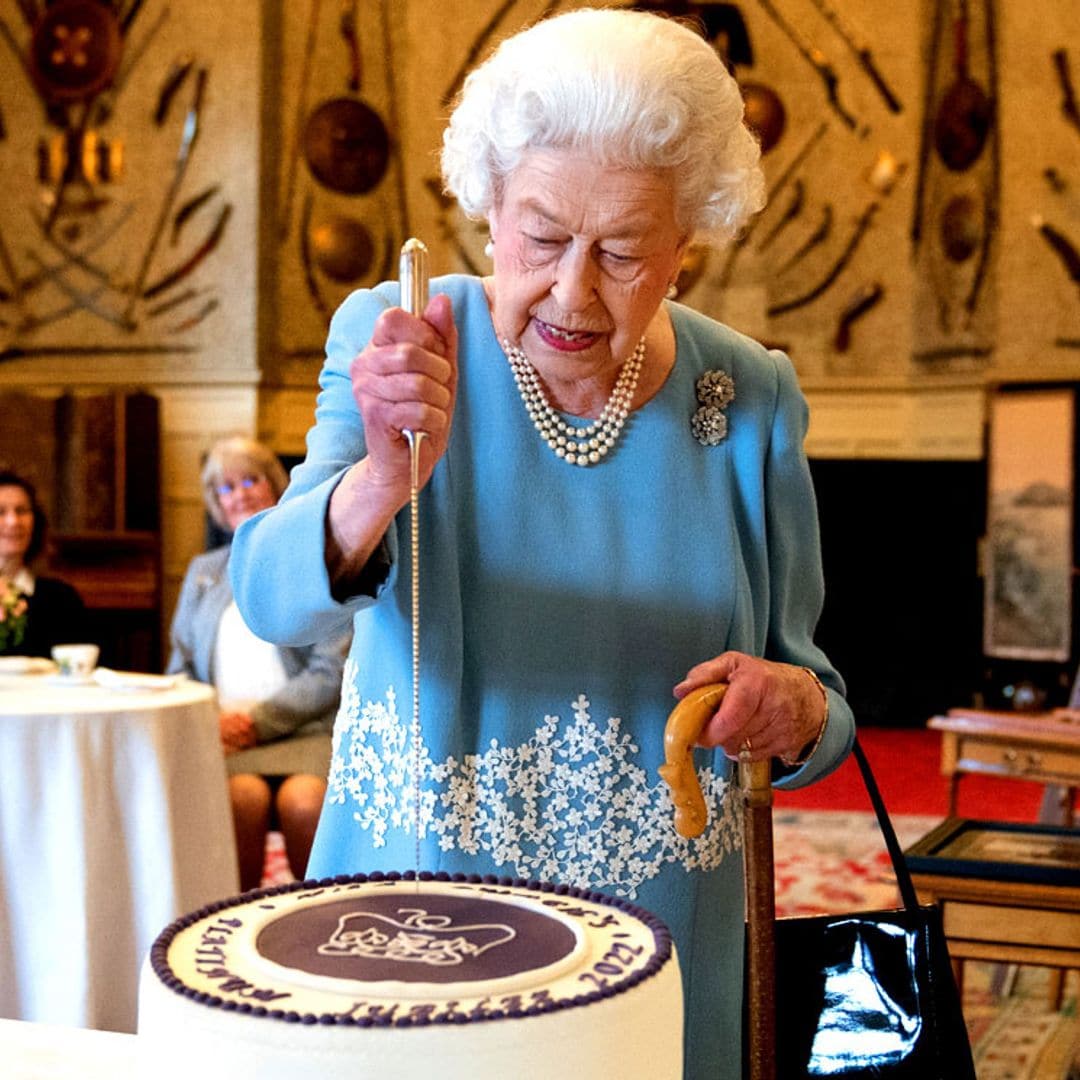 ¡Tarta y té para todos! Isabel II, la perfecta anfitriona en la víspera de su 70º aniversario como Reina