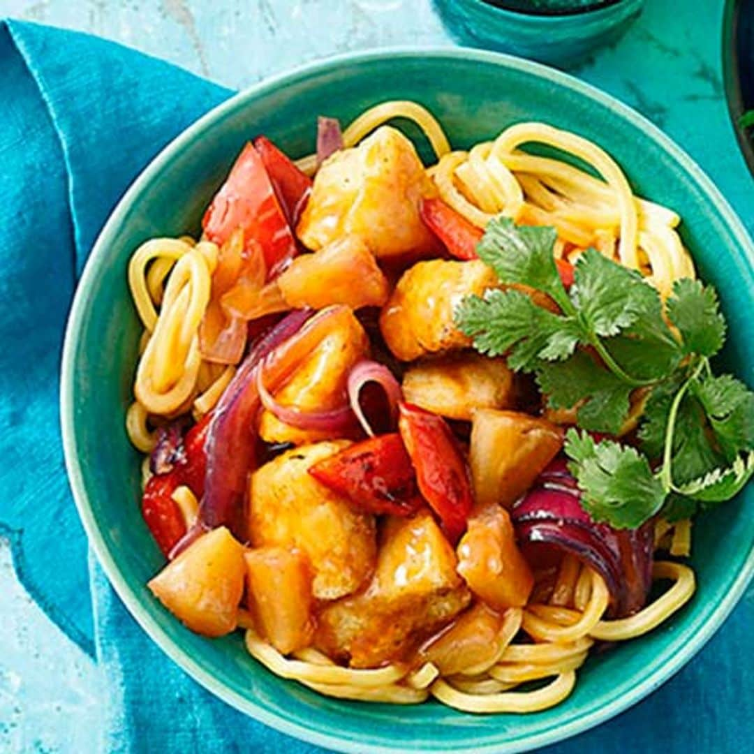 Fideos con pescado crujiente en salsa de piña