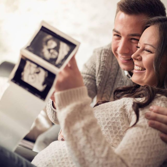 pareja feliz con la ecograf a de su beb 