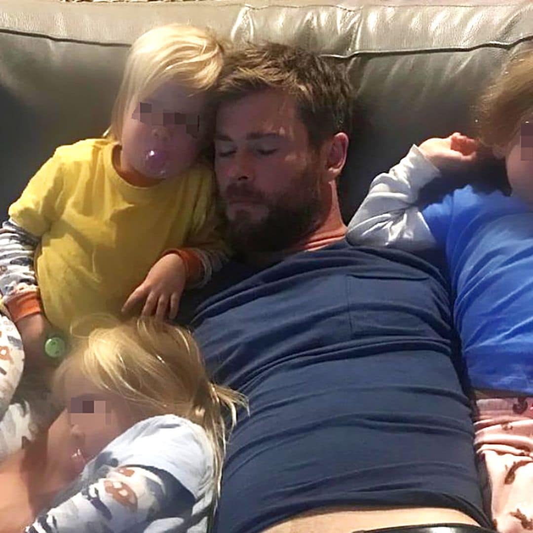 Chris Hemsworth presume orgulloso de su hija India, ¿adivinas con qué película se entretiene en un avión?