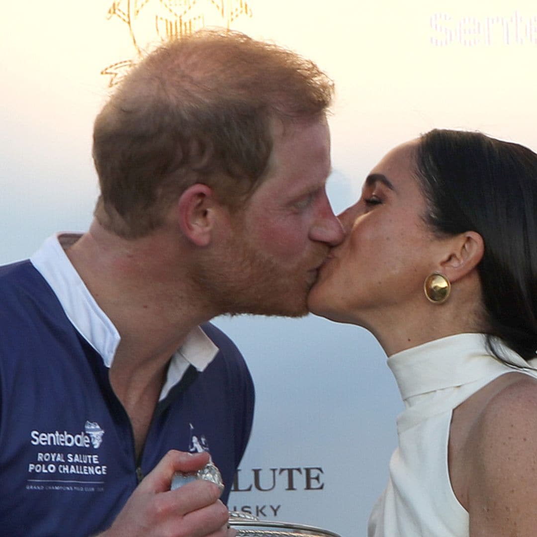 El beso de película de Harry y Meghan en su idílica reaparición, que contrasta con la difícil situación de la Familia real británica